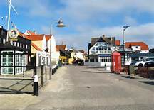 Från strandvägen mot centrum, Lökken